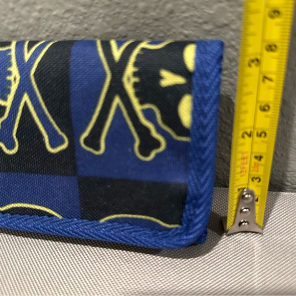 Gap trifold wallet all over graphics contrast lining skull and cross bone design - Picture 13 of 15